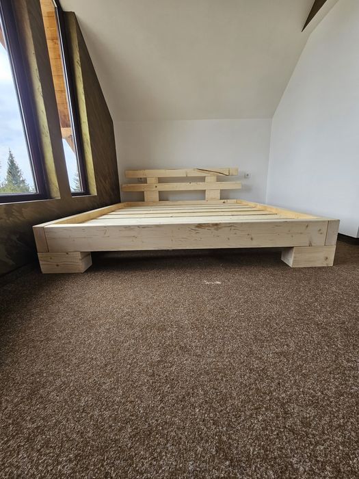 Producător pat lemn masiv