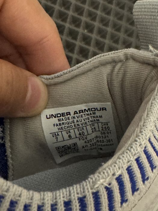 Продам кроссовки Under Armour серого цвета.