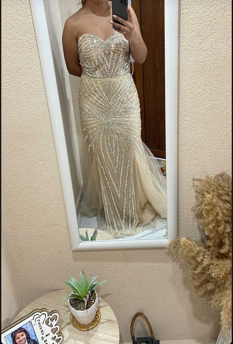 Бежова рокля с паиети