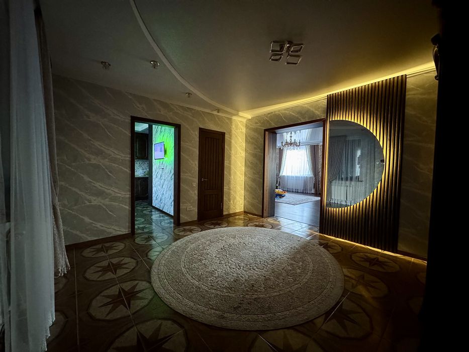 Дом 2 этажа, баня, бассейн, гараж.