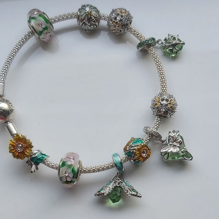 Brățară cu accesorii din argint