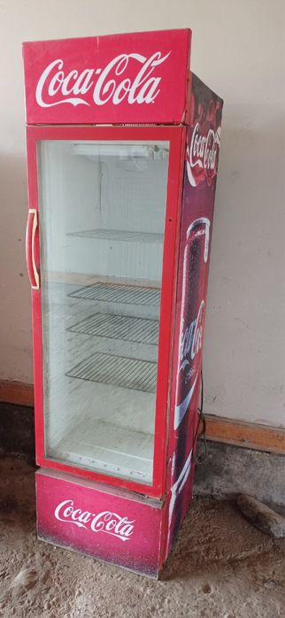 Vitrina xoladelnik sotiladi