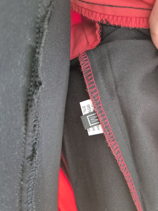 Дамска рокля в черно и коралови.