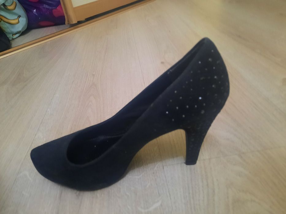 Продаю замшевые туфли