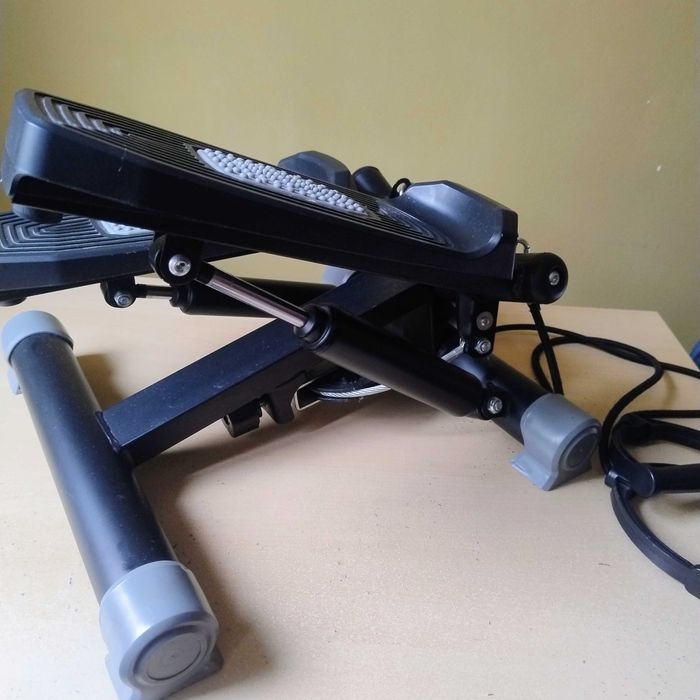 Mini stepper cu afisaj electronic si corzi elastice pentru rezistenta