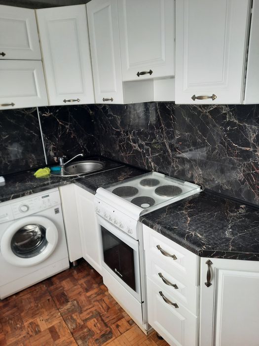 Срочно Сдам трёх комнатную квартиру Б.Момышұлы Царёва 1 рядом 1 школа