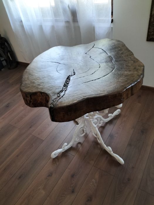 Masã rusticã din lemn de nuc