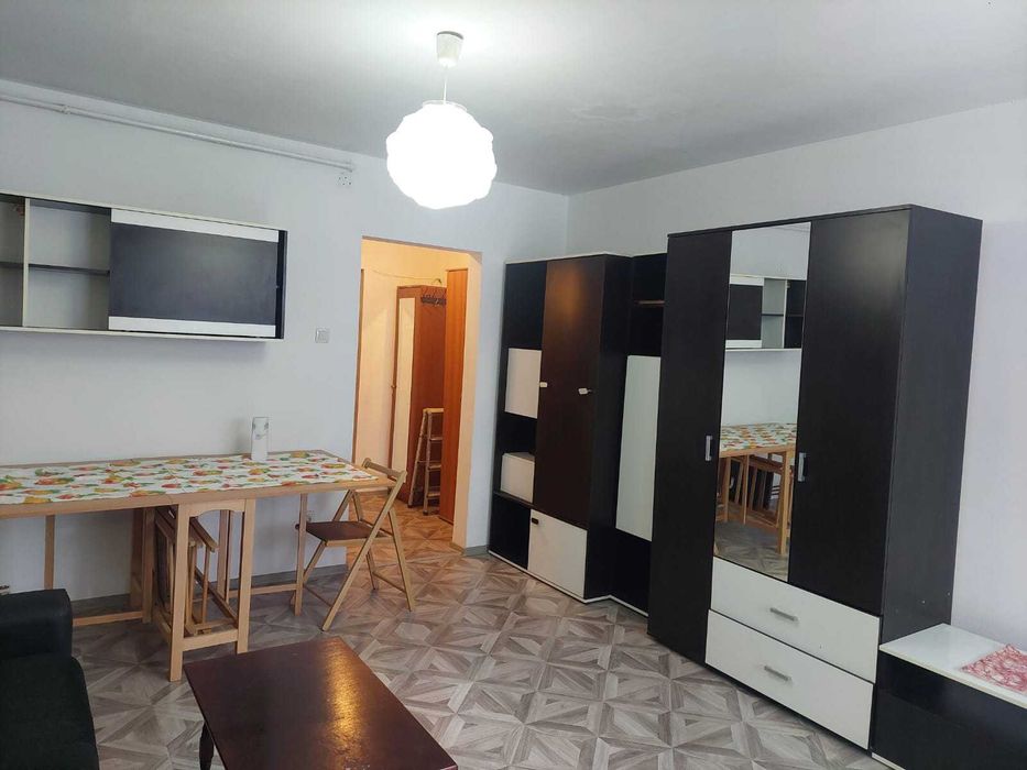 Garsoniera spatioasa, pozitie buna, zona Astra