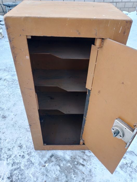 Продам сейф металлический