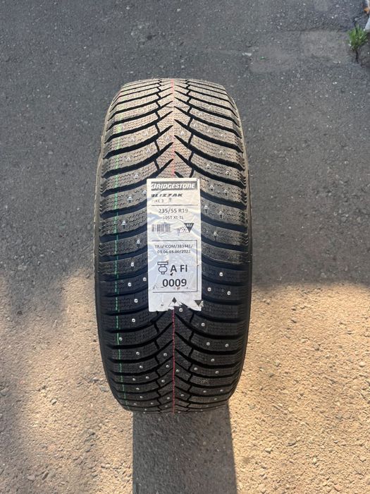 Продам шины 235/55R19 Bridgestone шипованные новые