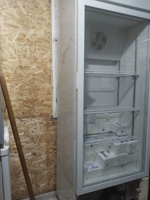 Продам холодильник на колёсах витриновые