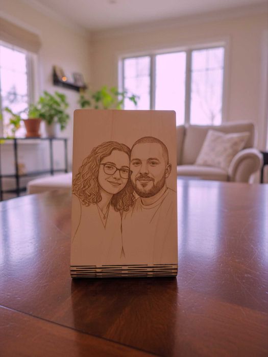 Cadou Inedit: Ramă Foto Personalizată prin Gravură și Tăiere Laser (Lemn)