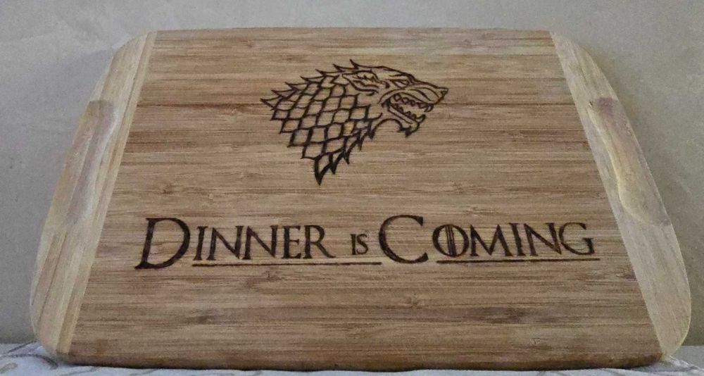 Game of Thrones кухненска дъска – „Dinner is Coming“ – гравирана