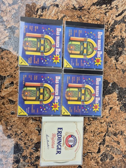 Vând 20 CD muzica ușoară mixtă straina artisti  internationali

- Tot