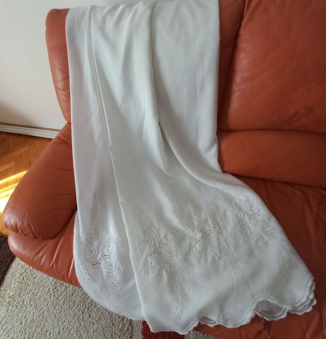 Perdele  scurte(h=1,70m, identice ca model,din voal alb, cu bordură lată de broderie  spartă.