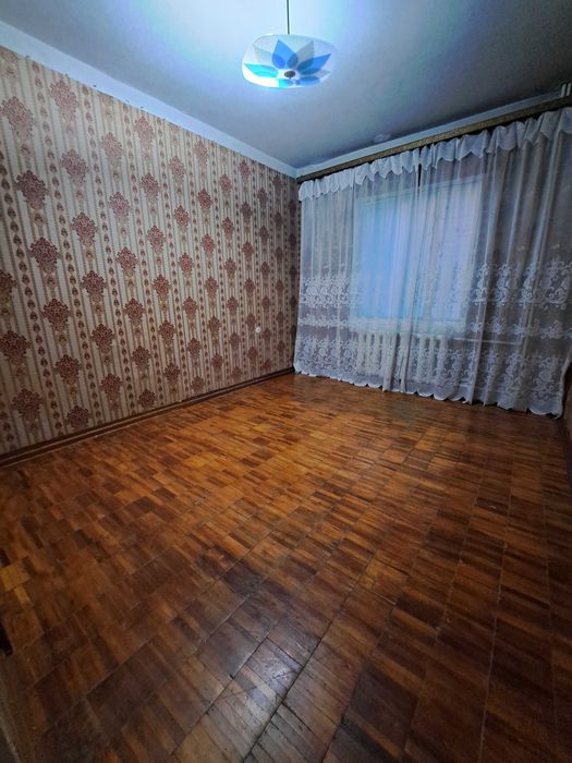 3 комн. (около 80 КВ. М) на 2 этаже Франция.  Кадышева 2 мин