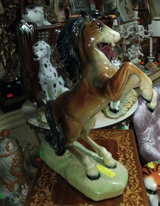 Порцеланови коне.