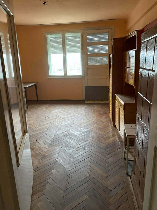 Vând sau schimb apartament ineu cartierul mocrea