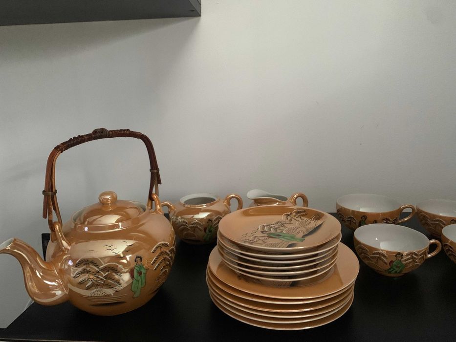 Serviciu din portelan fin Gheisa pentru 6 pers. (fabricat in Japonia)