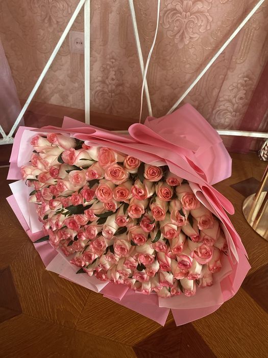 Свежие букеты .Темно красные и нежно розовые розы