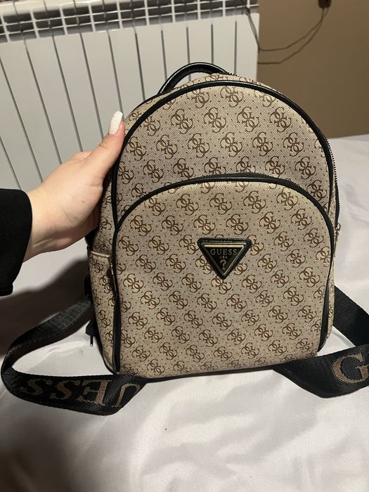 Удобна раничка Guess