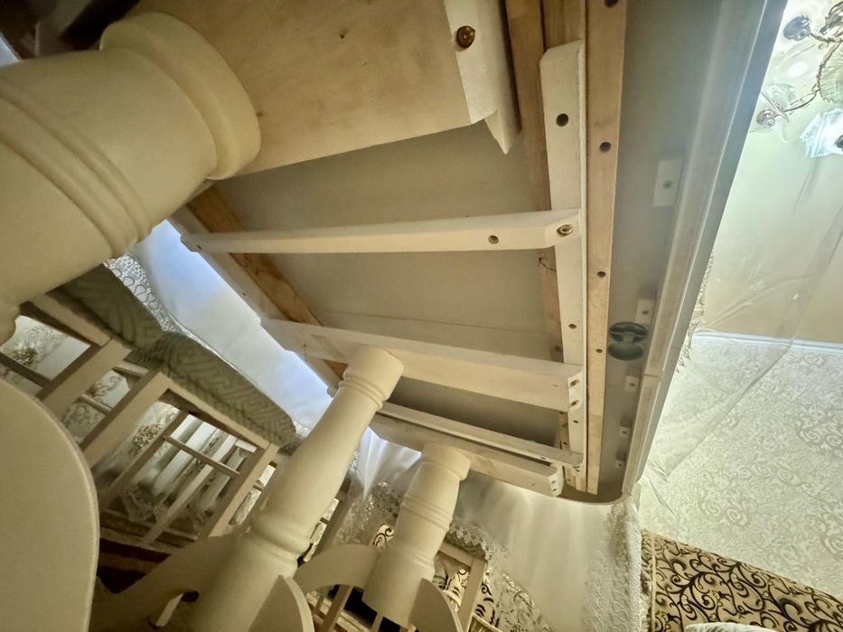 стол без стульев