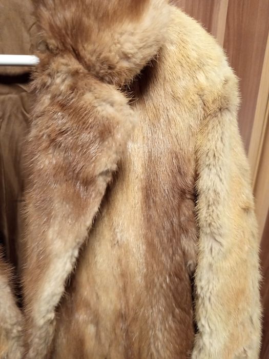 Vând haina blana naturala vizon,nuanță caramel.bust50/2,umeri51,superb