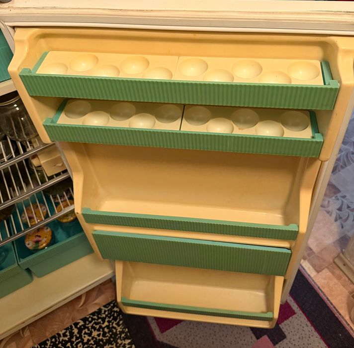 Български хладилник Мраз с горна камера