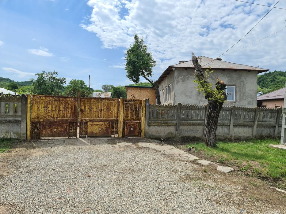 Vând casă la țară