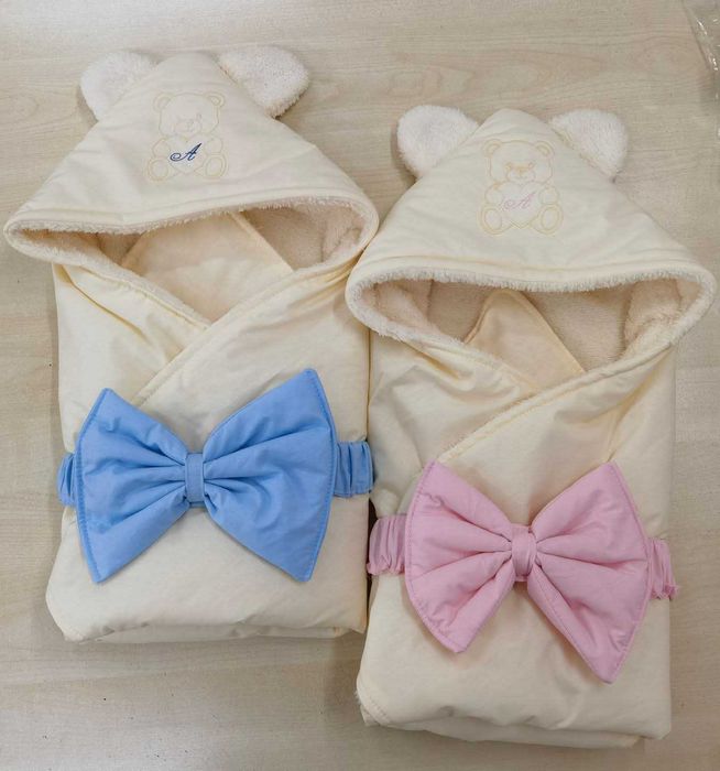 Порт бебе с бродерия на качулката и Буква