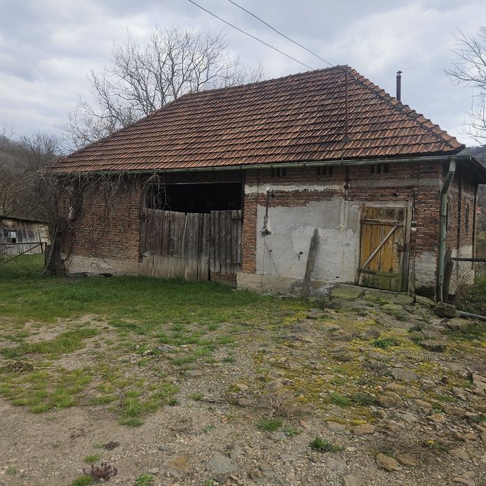 Vând casă  Sat Caraci  com Baia de cris