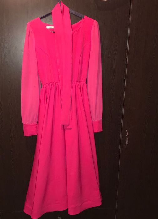 Ярко-розовое платье, длинная