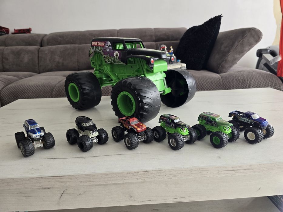 Vând set complet Monster Jam