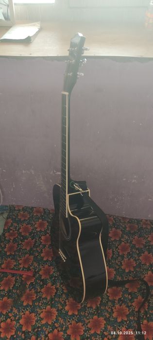 Gitara sotiladi.