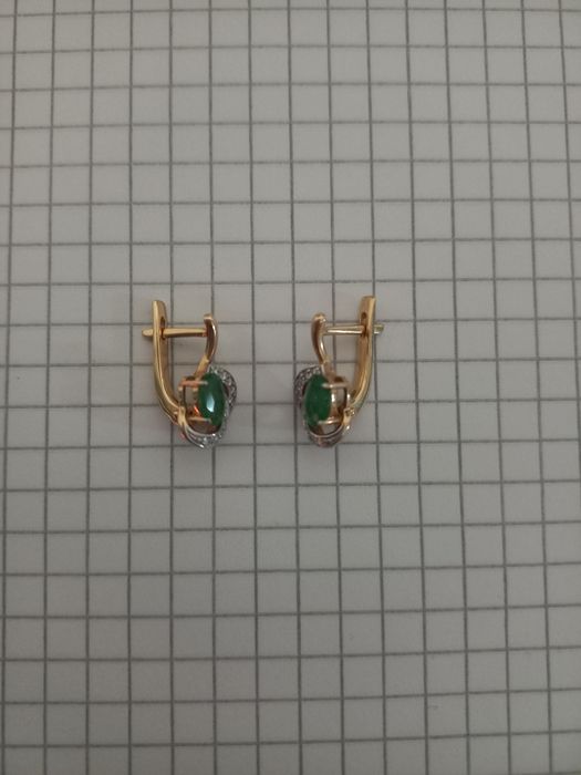 Серьги золотые с изумрудом