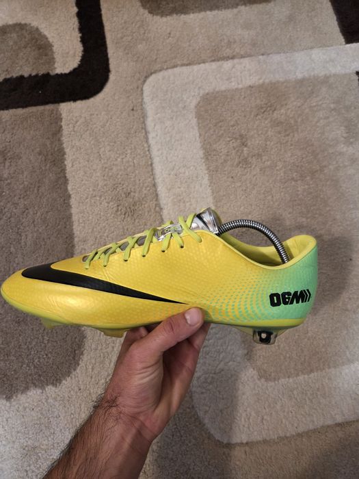 Vand ghete de fotbal profesionale Nike Mercurial Vapor IX ACC FG Vibrant Yellow/Black/Neo Lime in stare impecabila.
Nr. 46 
Pret 800 lei