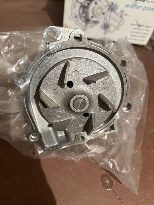 Продам помпу на Suzuki Grant Vitara
