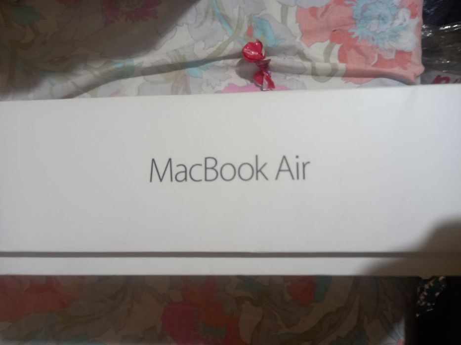 Macbook Air  srochna aotiladi