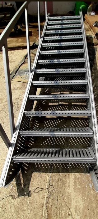 Scari zincate pe comanda