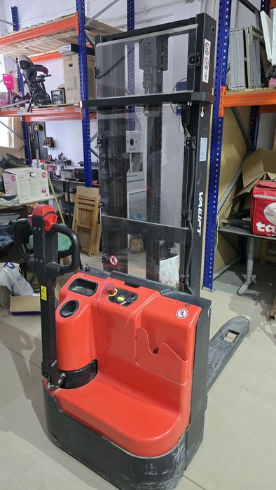 Stivuitor electric Valift 1500 kg, ridicare 3200 mm, 49 ore functionare, intră pe ușă 2 m, deplasare si ridicare full electrice, charger integrat