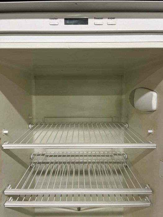 Хладилник с фризер за вграждане