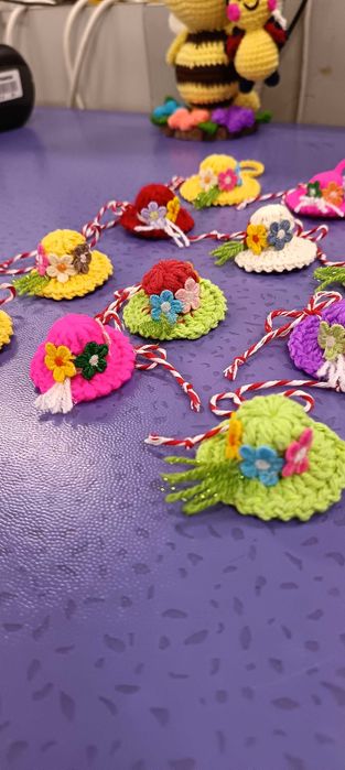 martisor palariuta lucrat crosetat manual brosa pret pe buc