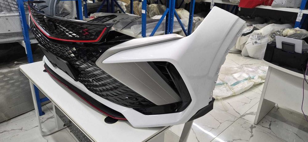 Передний бампер белый цвет Geely Coolray