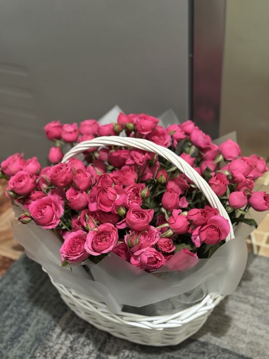 цветы свежие в корзине