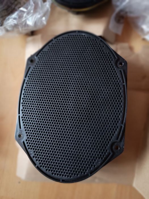 Vând 4 boxe / difuzoare auto , forma ovală, sunt noi.