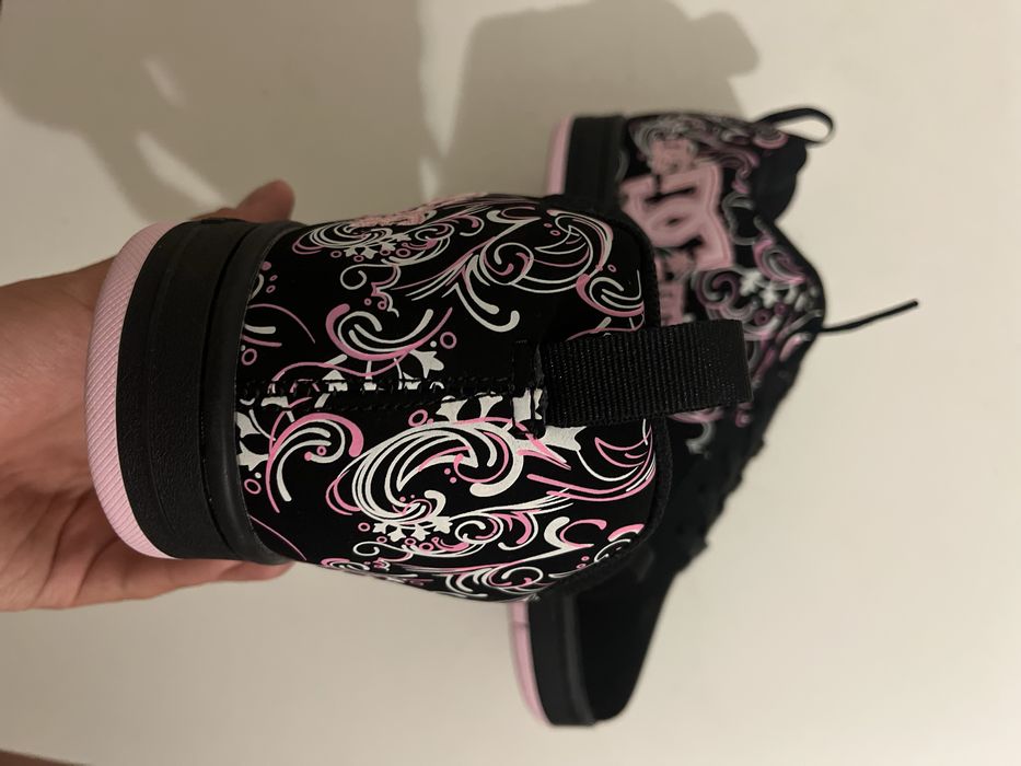 41.р DC Court Graffik Black Pink Sabbath