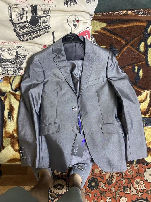 Продам костюмы 44 и 56 размера