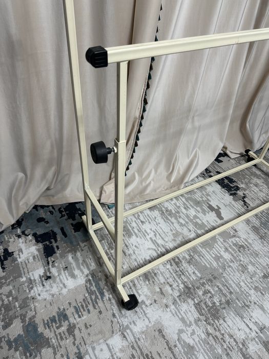 Продаю вешалку напольную