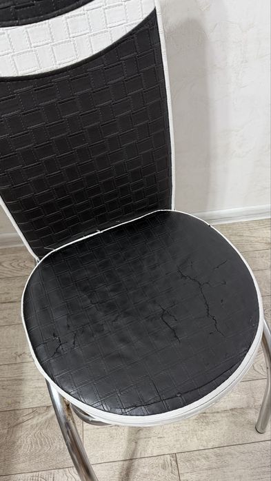 Кухонный стол со стульями.