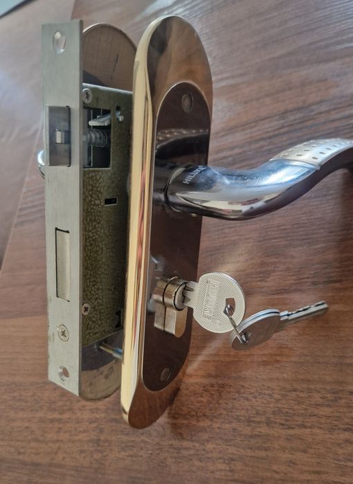 Продаются дверные замки.